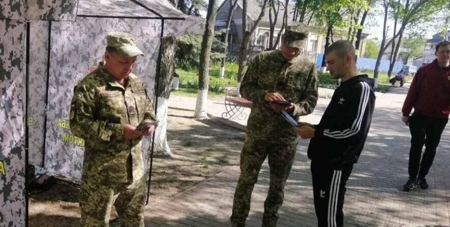 Чекали під під’їздом: працівники ТЦК поскаржились, що їм захотіли виколоти очі через повістку