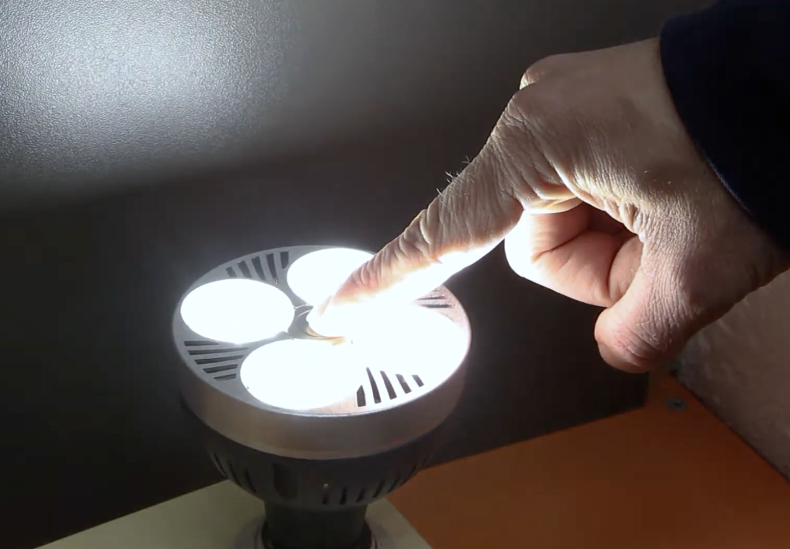 Графік відключення світла в Чернігівській області на 12 листопада: де саме 8 годин люди будуть без електрики